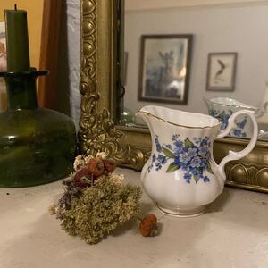 🎀 VINTAGE 🎀 China Creamer Blue Floral Gold Trim